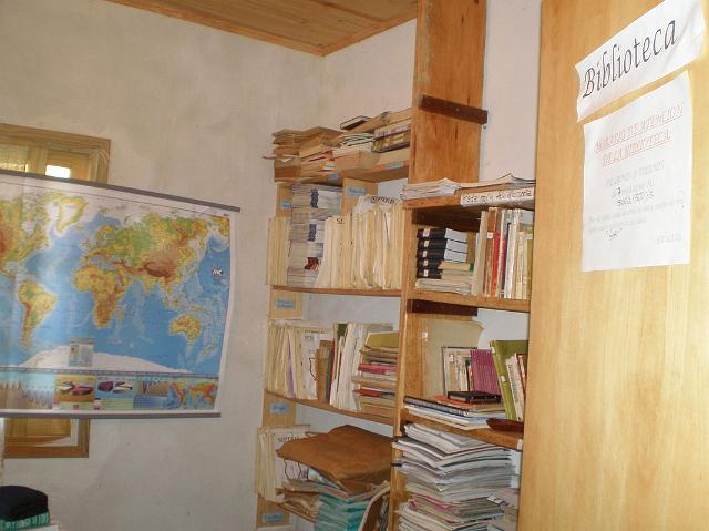 07-PRECARIA BIBLIOTECA DE LA EFA.JPG